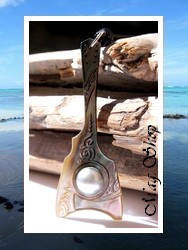Moana Collection / Collier Ukulele Vagues Nacre de Tahiti H6cm Reflets Ocres Marbrés & Demi-Perle de Tahiti 8.80C+ / Coton Noir (photos contractuelles)