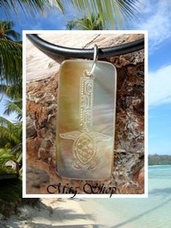 Moana Collection / Collier Uporu Tortue Marquisienne Nacre de Tahiti H:3cm Reflets Clairs / Cordon Caoutchouc Noir (photos contractuelles)