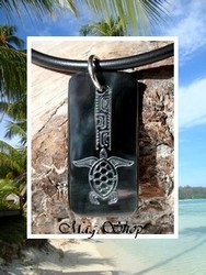 Moana Collection / Collier Uporu Tortue Marquisienne Nacre de Tahiti H:3cm Reflets Foncés/Colorés / Cordon Cuir Noir (photos non contractuelles)
