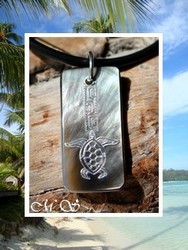 Moana Collection / Collier Uporu Tortue Marquisienne Nacre de Tahiti H:3cm Reflets Ocres / Cordon Cuir Noir (photos non contractuelles)