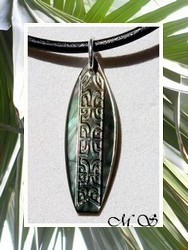 Moana Collection / Collier Planche de Surf Uturoa Marquisienne Nacre de Tahiti H:3.4cm Reflets Ocres Colorés / Coton Noir (Photos non contractuelles)