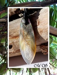 Moana Collection / Collier Planche de Surf Uturoa Marquisienne Nacre de Tahiti H:5cm Reflets Ambrés/Ocres / Coton Noir (Photos non contractuelles)