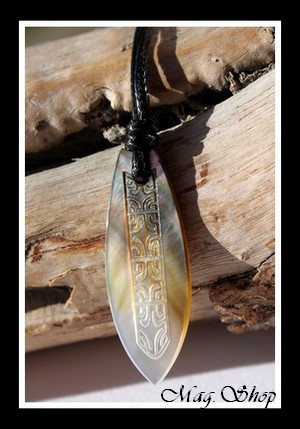 Uturoa Collier Planche de Surf  Marquisienne Nacre de Tahiti Modèle 2 MAG.SHOP