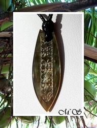 Moana Collection / Collier Planche de Surf Uturoa Marquisienne Nacre de Tahiti H:4cm Reflets Ocres Foncés/Colorés / Coton Noir (Photos contractuelles)