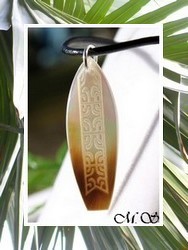 Moana Collection / Collier Planche de Surf Uturoa Marquisienne Nacre de Tahiti H:3.7cm Reflets Clairs/ocres / Cuir Noir (Photos non contractuelles)