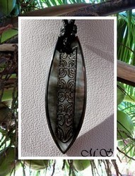 Moana Collection / Collier Planche de Surf Uturoa Marquisienne Nacre de Tahiti H:3.3cm Reflets Foncés Colorés / Coton Noir (Photos non contractuelles)
