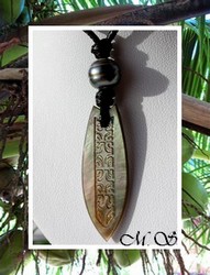 Moana Perles Collection / Collier Planche de Surf Uturoa Marquisienne Nacre de Tahiti 5cm Ocres Colorés & Perle Cerclée 11.65mm/C Gris Foncés / Coton Noir (photos non contractuelles)