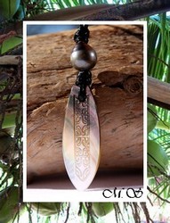 Moana Perles Collection / Collier Planche de Surf Uturoa Marquisienne Nacre de Tahiti 5cm Clairs/Ocres Marrons & Perle Cerclée de Tahiti 11.50mm/C Gris/Verts Foncés (photos non contractuelles)