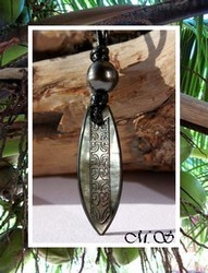 Moana Perles Collection / Collier Planche de Surf Uturoa Marquisienne Nacre de Tahiti 5cm Foncés & Perle Baroque de Tahiti 12.40mm/D Gris/Noirs / Coton Noir (photos non contractuelles)