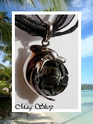 Silver Sea Collection - Collier Dauphin Vaea / Pendentif Argent Rhodié 925  (2.30g) Perle Ronde de Tahiti Gravée Fleur de Frangipanier 11.80mm/C+ Gris Foncés / Cordons Noirs (photos contractuelles)