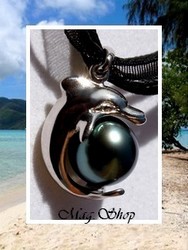 Silver Sea Collection - Collier Dauphin Vaea / Pendentif Argent Rhodié 925 (2.30g) / Perle Ronde de Tahiti 9.50mm/C+ Reflets Verts Foncés / Cordons Couleur Noir (photos non contractuelles)