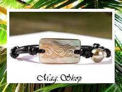 Lagon Collection / Bracelet Vaeara'i Vagues 2.5cm Nacre de Tahiti & Perle Semi-Baroque 10mm/C+ Reflets Gris/Champagnes / Taille Réglable Coton Noir (photos non contractuelles)