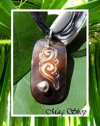 Archipels Collection / Collier Vaeara'i Vagues Nacre H:3cm & Perle Keishi de Tahiti 4.50mm/A Forme Baroque Reflets Clairs / Cordons Couleur Noir (photos contractuelles)