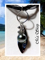 Siver sea collection / Collier Vaehina Plume/Grappe / Pendentif Argent Rhodié 925 (3.73G) / Perle Drop de Tahiti 9.45mm/A Reflets Gris/Bleus/Verts / Coton Noir (photos contractuelles)