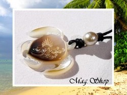 Lagon Collection / Collier Tortue Vahineti Vagues Nacre de Tahiti 3.5cm & Perle Drop de Tahiti 9.25mm/C+ Champagnes / Taille Réglable Coton Noir (photos non contractuelles)