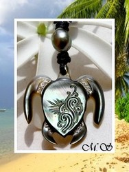 Lagon Collection / Collier Tortue Vahineti Vagues / Nacre de Tahiti 3.5cm Clairs/Foncés Colorés & Perle Drop de Tahiti 11.20mm/ C+ Reflets Gris/Verts / Coton Noir (photos non contractuelles)