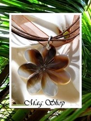 Marquises Collection / Collier Vaianae Fleur de Tiaré Nacre de TAHITI 2.5cm Reflets Ocres Colorés / Cordons Couleur Chocolat (photos non contractuelles)