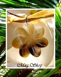 Marquises Collection / Collier Vaianae Fleur de Tiaré 3cm Nacre de Tahiti Reflets Dorés/Ocres  / Cordons Couleur Ocre (photos contractuelles)