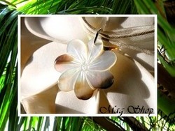 Fleurs Collection / Collier Vaianae Fleur de Tiaré 3cm Nacre de Tahiti Reflets Clairs/ Ocres / Collier Couleur écru (photos non contractuelles)