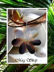 Fleurs Collection / Collier Vaianae Fleur de Tiaré Nacre de Tahiti 3.8cm / Reflets mi-Teintes Clairs/Marrons/Ocres / Cordons Couleur Chocolat (photos non contractuelles)