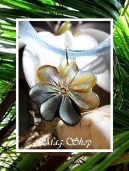 Marquises Collection / Collier Vaianae Fleur de Tiaré Nacre de Tahiti 3cm Reflets Ocres/Gris-Bleus  / Cordons Couleur Bleu Ciel (photos non contractuelles)