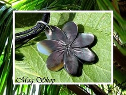 Marquises Collection / Collier Vaianae Fleur de Tiaré Nacre de Tahiti 2.5cm Reflets Foncés Colorés / Cordons Couleur Noir (photos non contractuelles)