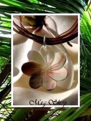 Fleurs Collection / Collier Vaianae Fleur de Tiaré Nacre de Tahiti 2.5cm Reflets Clairs/Marrons / Cordons Couleur Chocolat (photos non contractuelles)