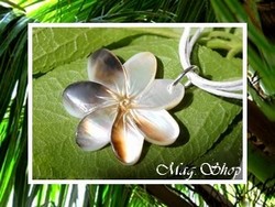 Fleurs Collection / Collier Vaianae Fleur de Tiaré Nacre de Tahiti 3.3cm Reflets Mi-Teintes Blancs/Ocres / Cordons Blancs (photos non contractuelles)