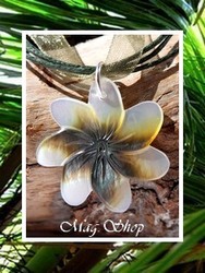 FLEURS Collection / Collier Vaianae Fleur de Tiaré Nacre de Tahiti 3cm Reflets Clairs/Ocres Colorés / Cordons Couleur Kaki (photos non contractuelles)