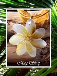 FLEURS Collection / Collier Vaianae Fleur de Tiaré Nacre de Tahiti 2.5cm Reflets Clairs/Dorés / Cordons Couleur Ocre (photos non contractuelles)