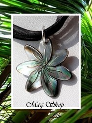 FLEURS Collection / Collier Vaianae Fleur de Tiaré Nacre de Tahiti 2.5cm Reflets Clairs/Ocres / Cordons Couleur Noir (photos non contractuelles)
