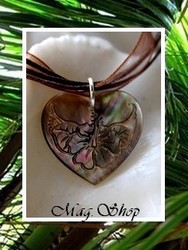 Coeurs de L'Océan Collection /  Collier Coeur Vaiare Fleur Hibiscus Nacre de Tahiti 2.5cm Reflets Ocres/Marrons / Cordons Couleur Chocolat (photos non contractuelles)
