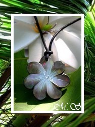 Marquises Collection / Collier Vaihi Fleur de Tiaré Nacre de TAHITI 3cm Reflets Clairs Irisés / Taille Réglable Coton Noir (photos non contractuelles)