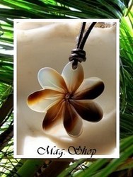Fleurs Collection / Collier Vaihi Fleur de Tiaré Nacre de Tahiti 3cm Reflets Clairs-Ocres-Marrons / Coton Noir (photos non contractuelles)