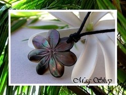 Marquises Collection / Collier Vaihi Fleur de Tiaré Nacre de Tahiti 2.9cm Reflets Foncés Colorés / Taille Réglable Coton Noir (photos non contractuelles)