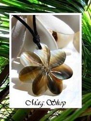 Marquises Collection / Collier Vaihi Fleur de Tiaré / Nacre de Tahiti 3cm Reflets Ocres Colorés  / Taille Réglable Coton Noir (photos non contractuelles)
