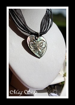 Vaihitia Collier Coeur Fleur de Tiaré Nacre de Tahiti Modèle 8 MAG.SHOP