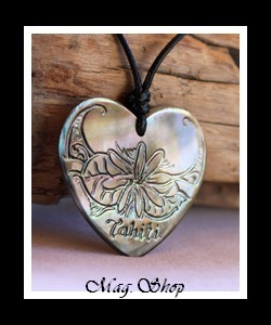 Vaihitia Collier Coeur Fleur de Tiaré Nacre de Tahiti gravé TAHITI Modèle 6 MAG.SHOP