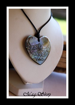 Vaihitia Collier Coeur Fleur de Tiaré Nacre de Tahiti gravé TAHITI Modèle 6 MAG.SHOP