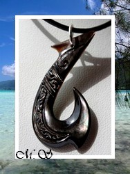 Moana Collection / Collier Hameçon Vaimahuta Marquisien H:3.8cmm / Nacre de Tahiti Reflets Ocres Foncés Colorés / Cordon Noir ( photos non contractuelles)