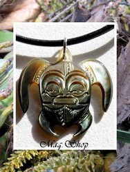 Moana Collection / Collier Tortue Tiki Vairao Marquisien Nacre de Tahiti  H:3.3cm Reflets Ocres Ambrés / Cuir Noir (photos non contractuelles)