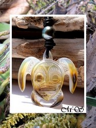 Moana Perles Collection / Collier Tortue Tiki Vairao Marquisienne / Nacre de Tahiti 3.3cm & Perle Semi-Ronde de Tahiti 7.50mm/B+ Bleus/Verts / Taille Réglable Coton Noir (photos non contractuelles)