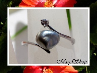KEISHIS Collection / Bague Vaitoare Zircon T56 / Argent Rhodié 925/1000 (1.11g) / Perle Keishi Forme Baroque de Tahiti 6.70mm/A Reflets Gris/Bleus (photos non contractuelles)