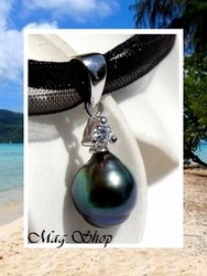 Silver Sea Collection / Collier Vaitoare Zircon / Pendentif Argent Rhodié 925 (0.48G) / Perle Semi-Baroque de Tahiti 9.55mm/B+ Reflets Bleus/Verts Foncés / Cordons Noirs (photos non contractuelles)