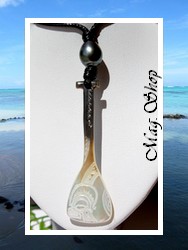 Moana Perles Collection / Collier Rame Vaa' Tiki Vetea Nacre de Tahiti 5.8cm Clairs/Ocres Foncés & Perle Semi-Baroque de Tahiti 10.80mm/A Gris/Verts Foncés / Coton Noir (photos non contractuelles)